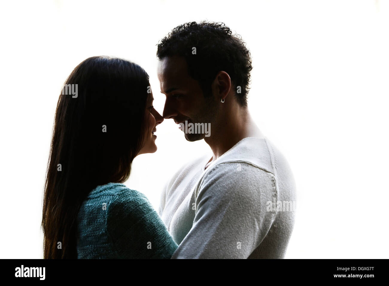 Jeune Couple Se Regarder Dans Les Yeux Retroeclaire Autriche Photo Stock Alamy