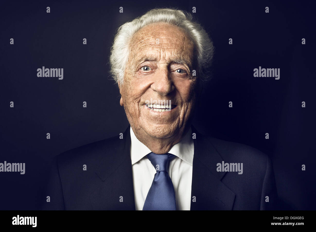 Vieil homme souriant sur fond noir Banque D'Images