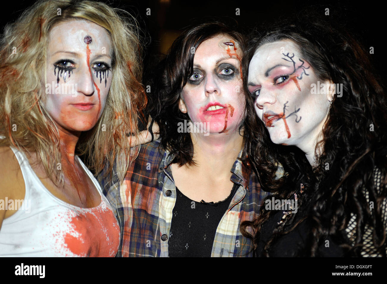Zombies qui se sont réunis à Derry's Waterloo Place pour recréer l'emblématique 1982 Michael Jackson Thriller vidéo pop. Banque D'Images