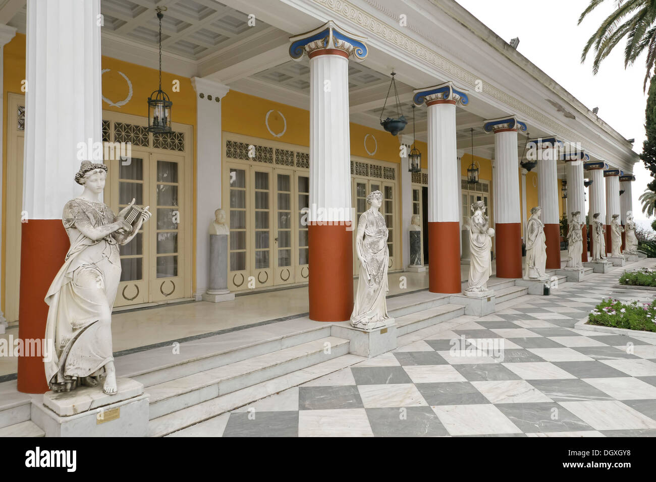 Muses de la mythologie grecque sur la terrasse de l'Achilleion, Palais Achilleion, l'Impératrice Elisabeth d'Autriche ou d'un conte de la Sissi Banque D'Images