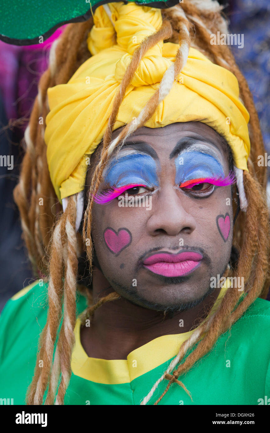 Londres, Royaume-Uni. 27 Oct, 2013. Photo : Kat B. Hackney Empire et St Joseph's Hospice ont joint leurs forces pour créer un 1km de course qui a invité les gens à s'habiller de leurs plus beaux costumes dame ou que leurs personnages préférés de la pantomime. Il a été mis en place pour aider à Hackney Empire lever des fonds pour conserver les arts accessibles à tous les âges et permettre à St Joseph's Hospice à offrir les meilleurs soins pour les gens de l'Est de Londres avec une maladie terminale. Exprimés par les prochaines Puss in Boots au Hackney Empire ont pris part. Photo : Nick Savage/Alamy Live News Banque D'Images