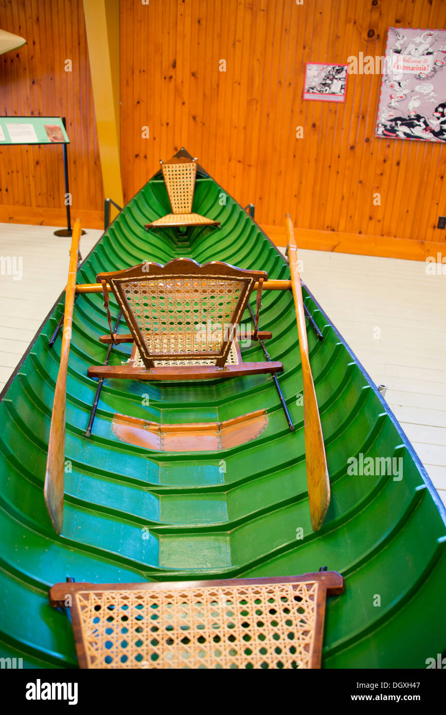 New York, Clayton. Bateau-musée d'antiquités. 17 pieds de long guideboat Adirondack du pin blanc (1907-1926) avec siège en osier. Banque D'Images