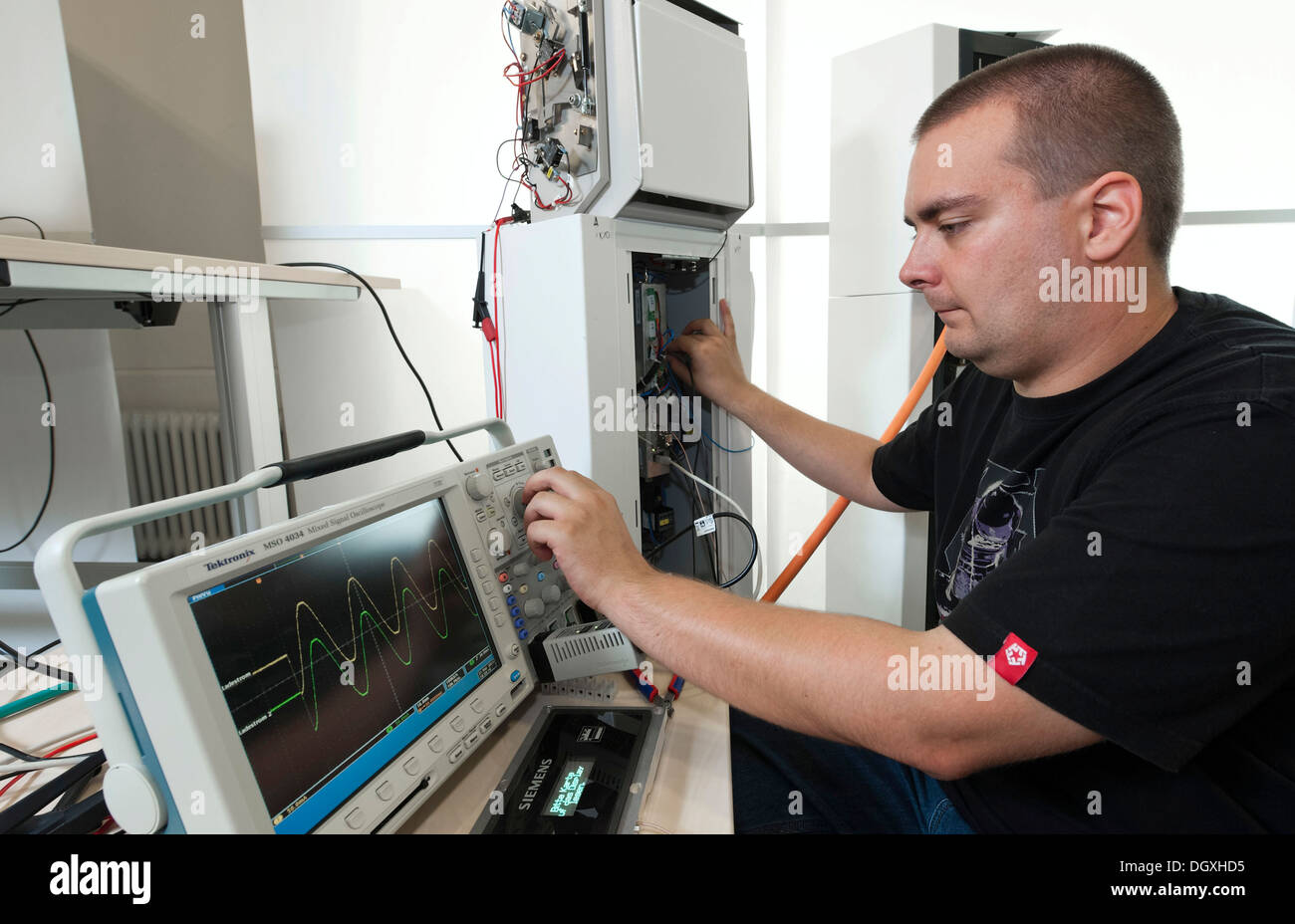 Contrôle de fonctionnement est ingénieur ou de l'efficacité d'une charge Siemens CP700d'une station de charge dans un laboratoire de développement, Fürth Banque D'Images