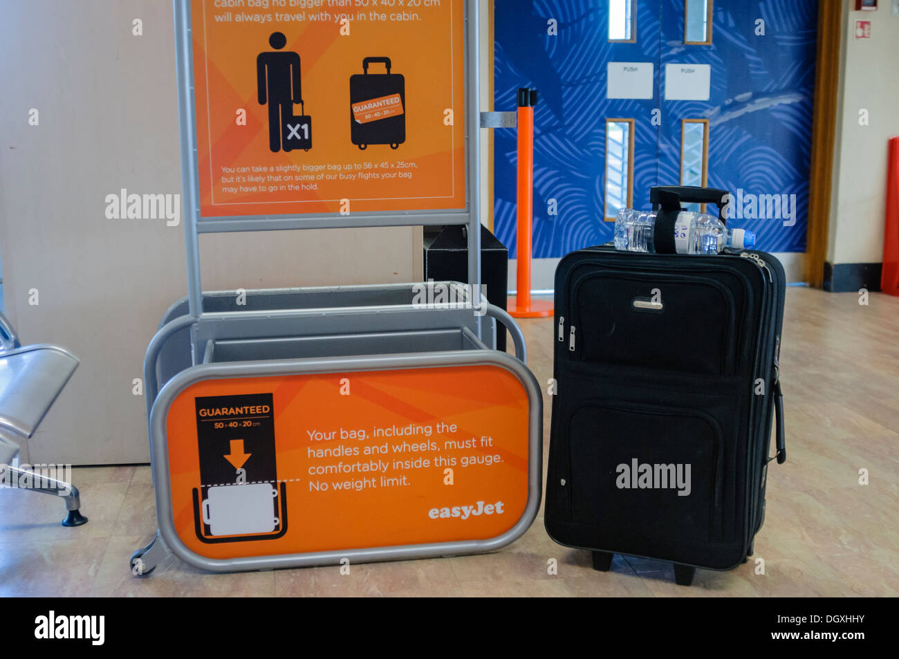 Valise à côté d'un sac de la taille d'Easyjet Photo Stock - Alamy