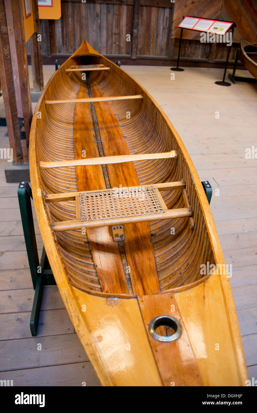 New York, Clayton. Le Musée du bateau antique.16 vintage pied 'tous' bois Peterborough Canoe avec siège en osier. Banque D'Images