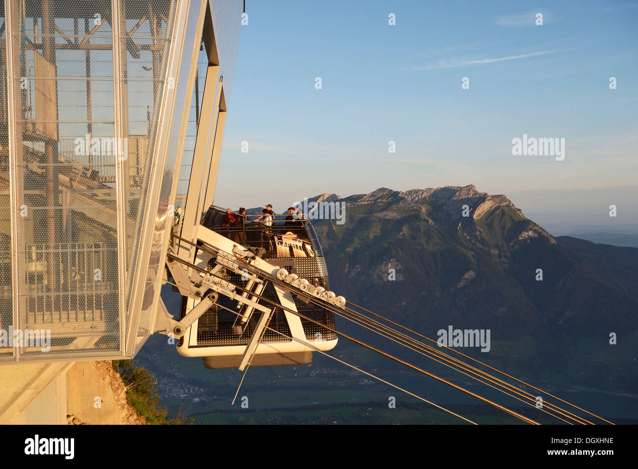CabriO Bahn, le premier téléphérique avec un pont supérieur, allant jusqu'Stanserhorn Mountain, Stans, Suisse, Europe Banque D'Images