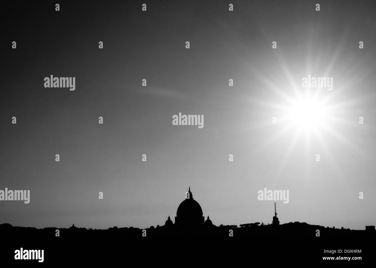Rome, Italie. Août 11, 2013. Le soleil brille au-dessus de la Basilique St Pierre dans la Cité du Vatican à Rome, Italie, 11 août 2013. Photo : Soeren Stache/dpa/Alamy Live News Banque D'Images