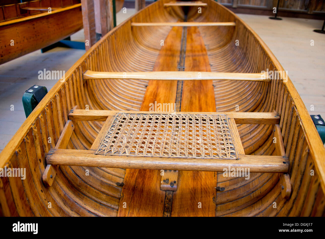 New York, Clayton. Le Musée du bateau antique.16 vintage pied 'tous' bois Peterborough Canoe avec siège en osier. Banque D'Images
