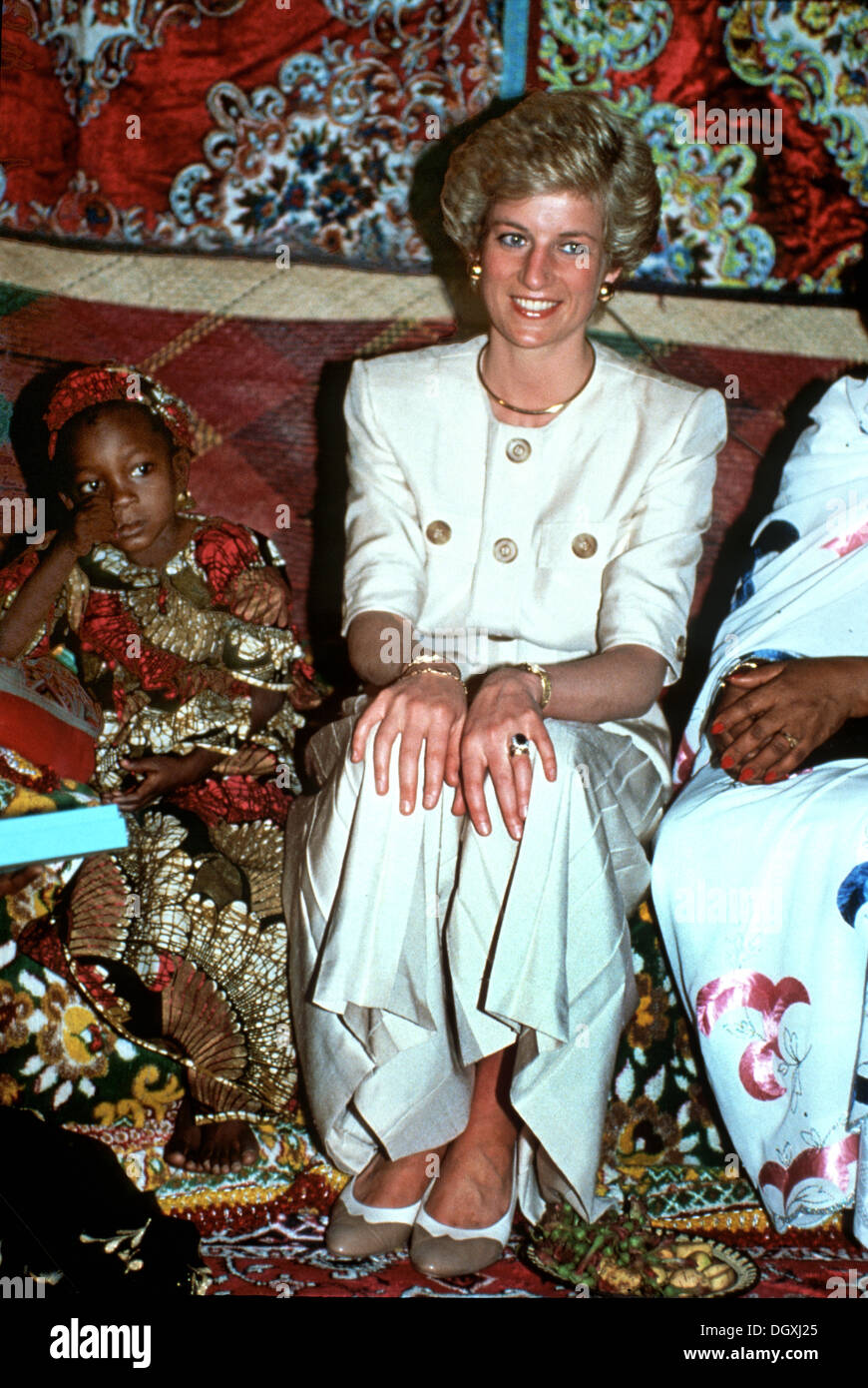 Son Altesse Royale la princesse de Galles Diana discute avec des femmes de faire de l'artisanat à Lagos, Nigéria Visite Royale de mars 1990 Banque D'Images