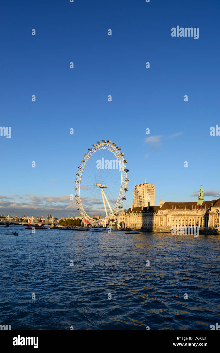 Attraction touristique, l'Oeil de Londres sur la Tamise, Londres, Angleterre, Royaume-Uni, Europe Banque D'Images