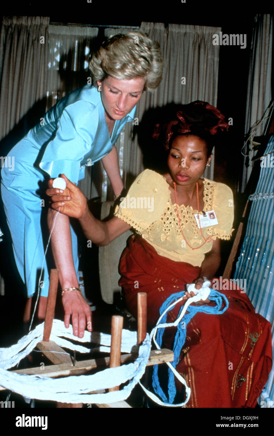Son Altesse Royale la princesse de Galles Diana discute avec des femmes de faire de l'artisanat à Lagos, Nigéria Visite Royale de mars 1990 Banque D'Images