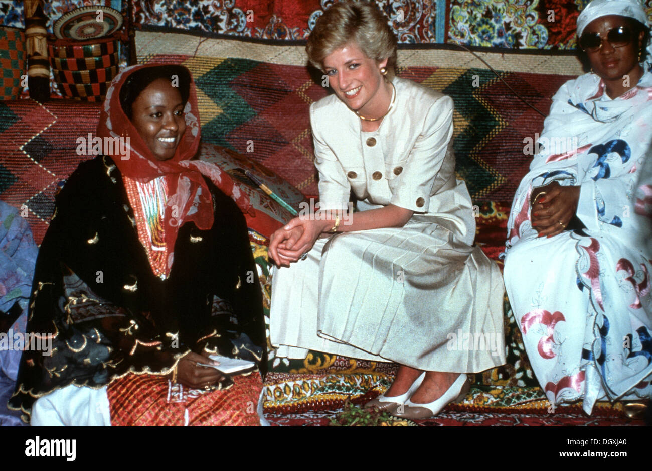 Son Altesse Royale la princesse de Galles Diana discute avec des femmes de faire de l'artisanat à Lagos, Nigéria Visite Royale de mars 1990 Banque D'Images