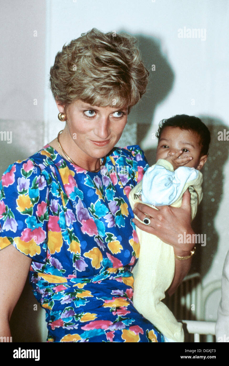 Son Altesse Royale la princesse de Galles Diana avec un enfant affecté par le VIH/SIDA au cours d'une visite d'un orphelinat, Sao Paulo, Brésil Avril 1991 Banque D'Images