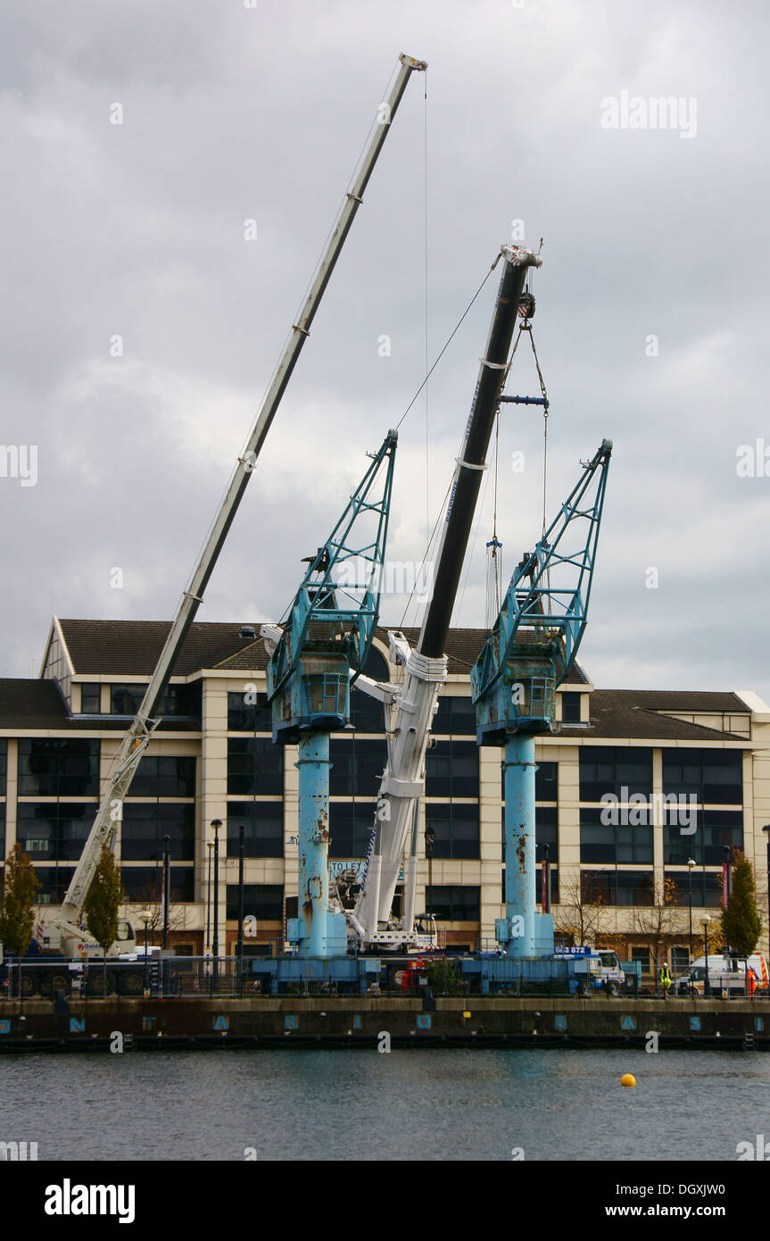 Les grues sont démolis salford Banque D'Images