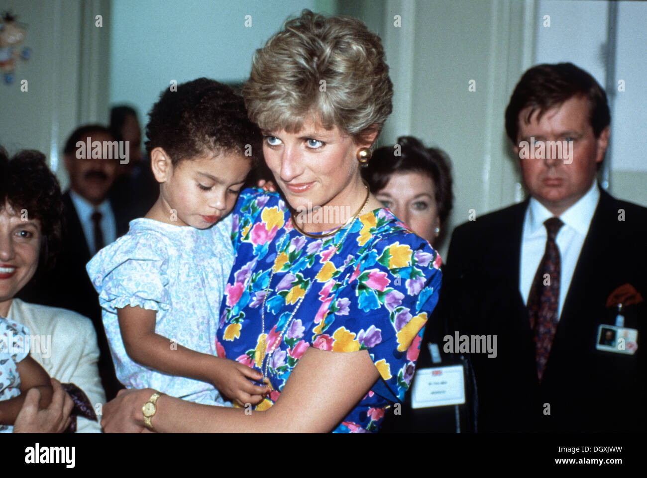 Son Altesse Royale la princesse de Galles Diana avec un enfant affecté par le VIH/SIDA au cours d'une visite d'un orphelinat, Sao Paulo, Brésil Avril 1991 Banque D'Images