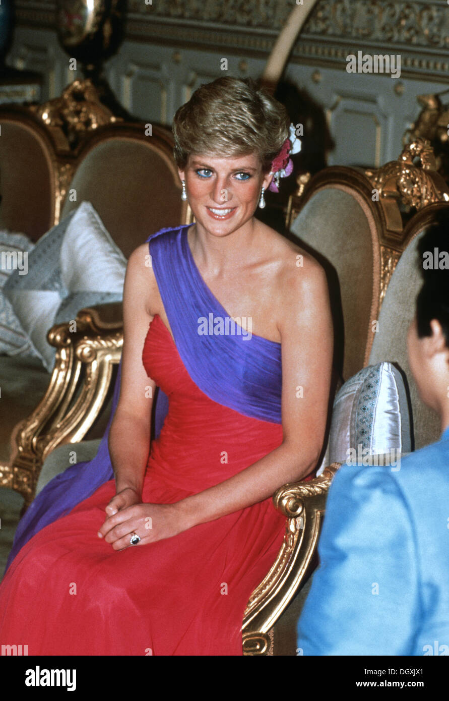 Son Altesse Royale la princesse Diana arrive pour le dîner au Grand Palace portant une robe Catherine Walker au cours de sa visite royale de Thaïlande Feb Banque D'Images