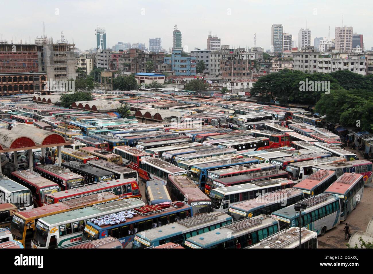 Dhaka, Bangladesh. 27 Oct, 2013. Les bus sont garés à un bus inter-districts pendant une grève nationale appelée par l'opposition Parti nationaliste du Bangladesh (BNP) à Dhaka le 27 octobre 2013. Trois personnes ont été tuées dans des affrontements à l'échelle nationale comme l'opposition du Bangladesh a commencé une grève pour exiger le premier ministre quitter et faire place à des sondages dans le cadre d'un gouvernement intérimaire. Banque D'Images