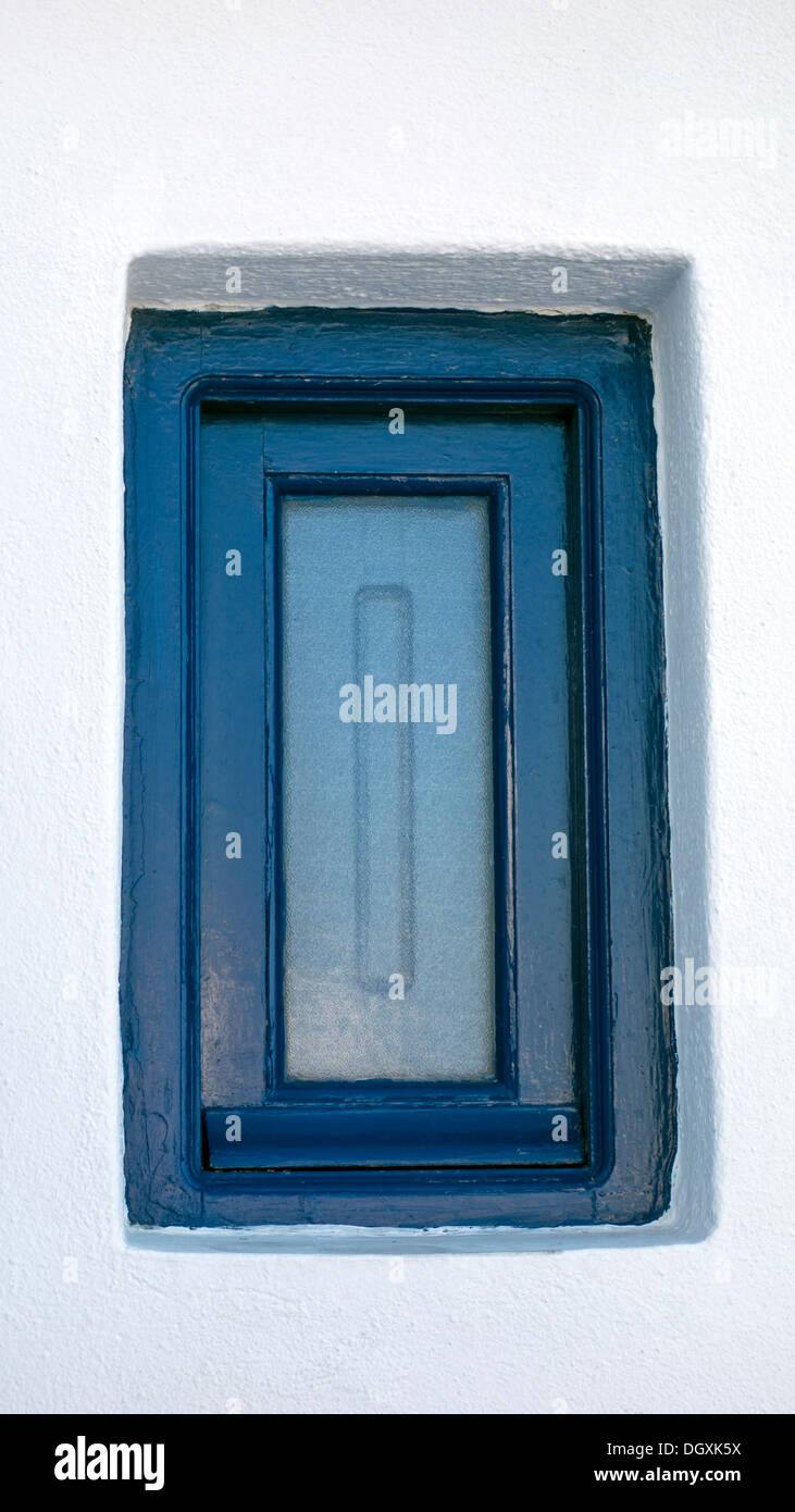 Petite fenêtre bleu libre dans une vieille maison blanche Banque D'Images