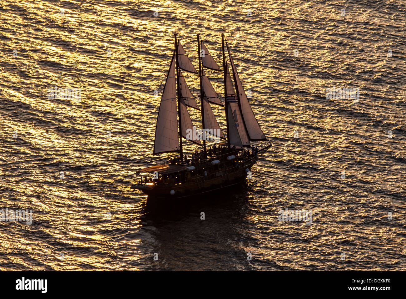 Bateau à voile et coucher du soleil à Santorin, Creece Banque D'Images