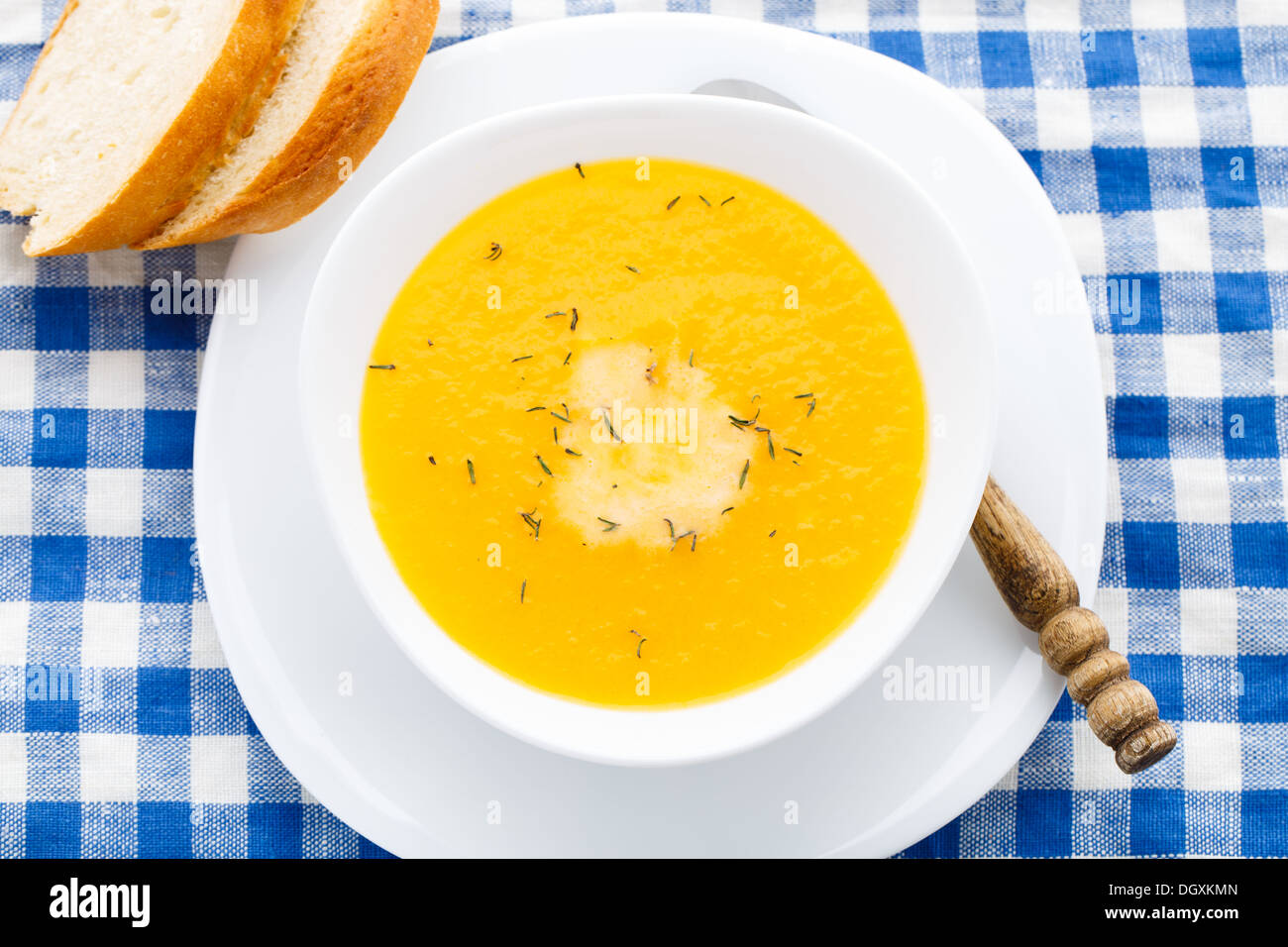 Soupe de potiron au bol blanc Banque D'Images