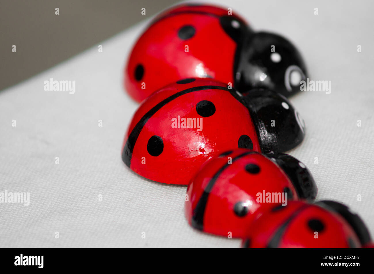 Quelques coccinelles artisanal en bois de différentes tailles Banque D'Images