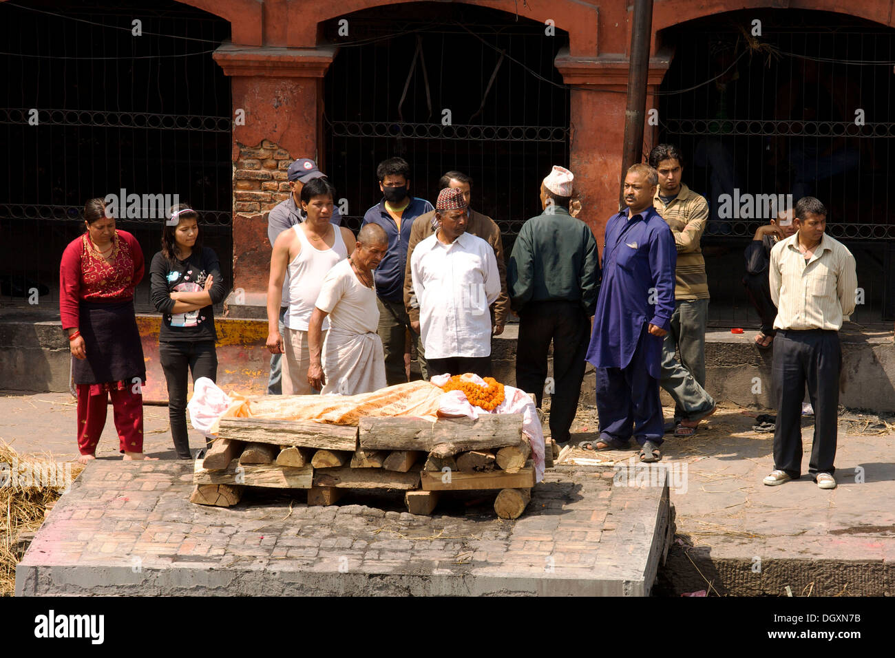 Funérailles traditionnelles, les gens debout autour d'un corps sur un bûcher, prêt à brûler, Pashupatinath, Népal, Asie Banque D'Images