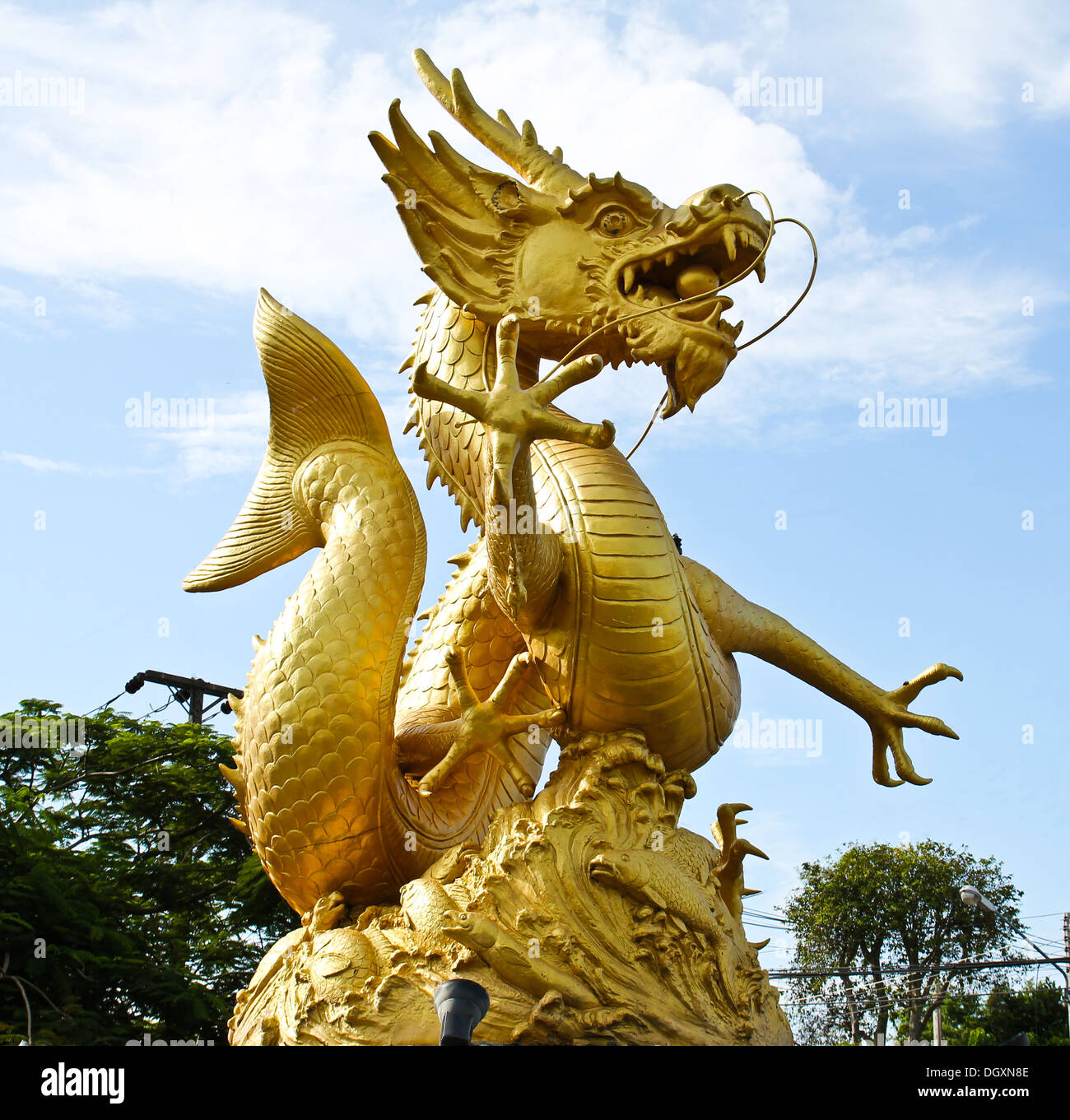 Golden Dragon statue chinoise à Phuket, Thaïlande. Banque D'Images