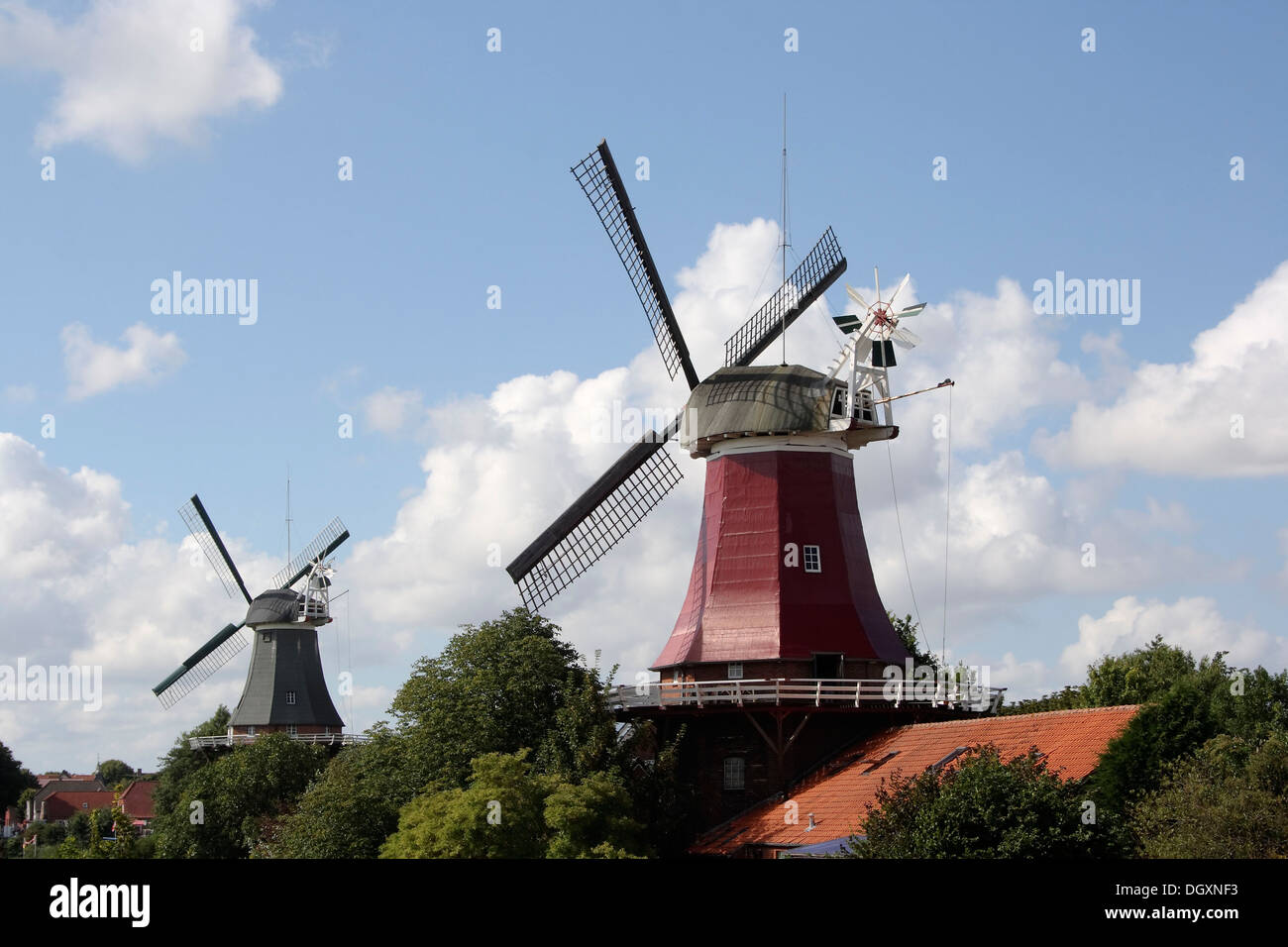 Les moulins à vent jumeaux de Greetsiel, galerie de deux étages moulins à vent hollandais des xviiie et xixe siècle, Greetsiel, Frise Orientale Banque D'Images