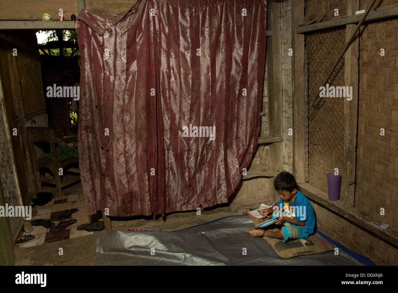 Banten, Indonésie. 26Th Oct, 2013. Un enfant manger uniquement avec du riz au petit village Tenjo. À la place de Banten où il y a beaucoup de grande industrie exploité ne donnant pas l'égalité de revenu pour les gens qui y vivent en raison d'une corruption par le gouvernement Banten surtout Gouverneur Ratu Atut Chosiyah Banten dont le petit frère Tubagus Chaery Wardana juste capturés par l'éradication de la corruption indonésienne commission dernièrement, dans de nombreux endroits, il y a encore des cas comme celui de la nutrition mal dans Tenjo Village-Banten. © Donal Husni/Alamy Live News Banque D'Images