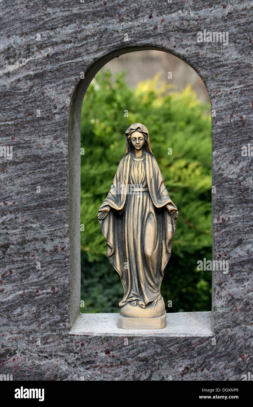 Mary statue tombstone cemetery Banque de photographies et d’images à — free download