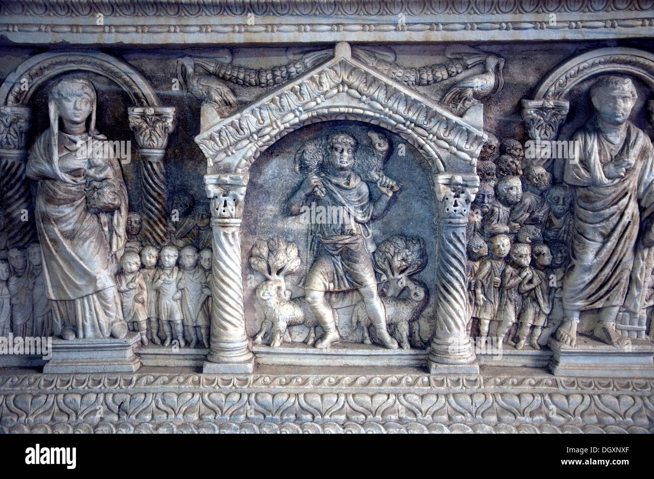 Un sarcophage sculpté, le Bon Pasteur, dans une riche collection romaine en grande partie dans le Musée Archéologique de Split, Croatie Banque D'Images