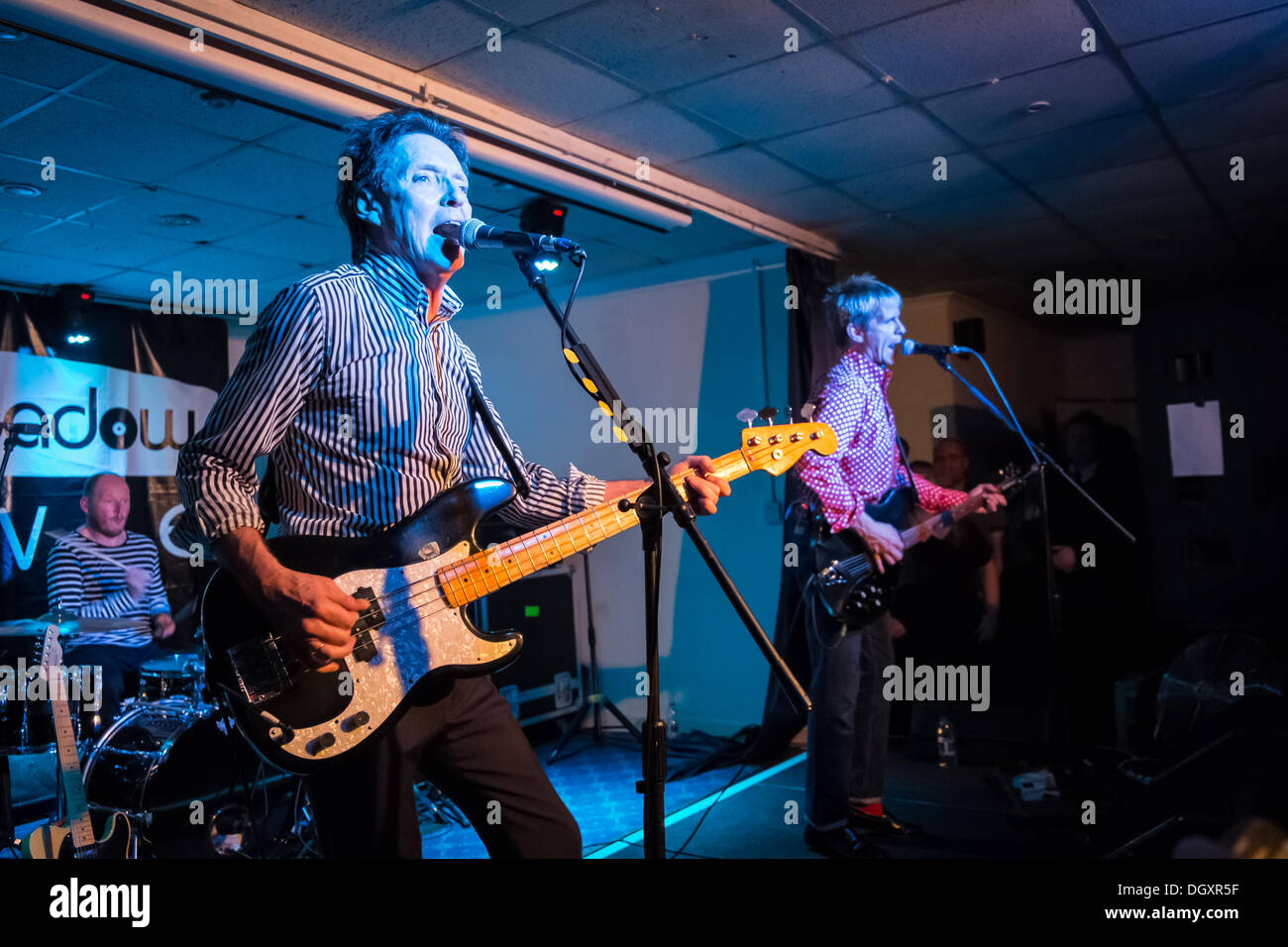 Kingston Upon Thames, Surrey, UK. 26Th Oct, 2013. Bruce Foxton (basse), Russell Hastings (guitare) et Smiley (batterie) effectuer à partir de la confiture à Kingsmeadow, l'AFC Wimbledon, Kingston Upon Thames, Surrey, UK © Trish Gant/Alamy Live News Banque D'Images