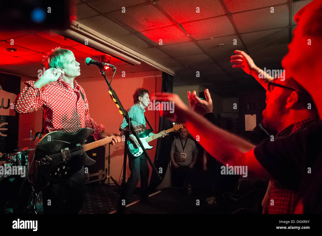 Kingston Upon Thames, Surrey, UK. 26Th Oct, 2013. Bruce Foxton (basse), Russell Hastings (guitare) et Smiley (batterie) effectuer à partir de la confiture à Kingsmeadow, l'AFC Wimbledon, Kingston Upon Thames, Surrey, UK © Trish Gant/Alamy Live News Banque D'Images