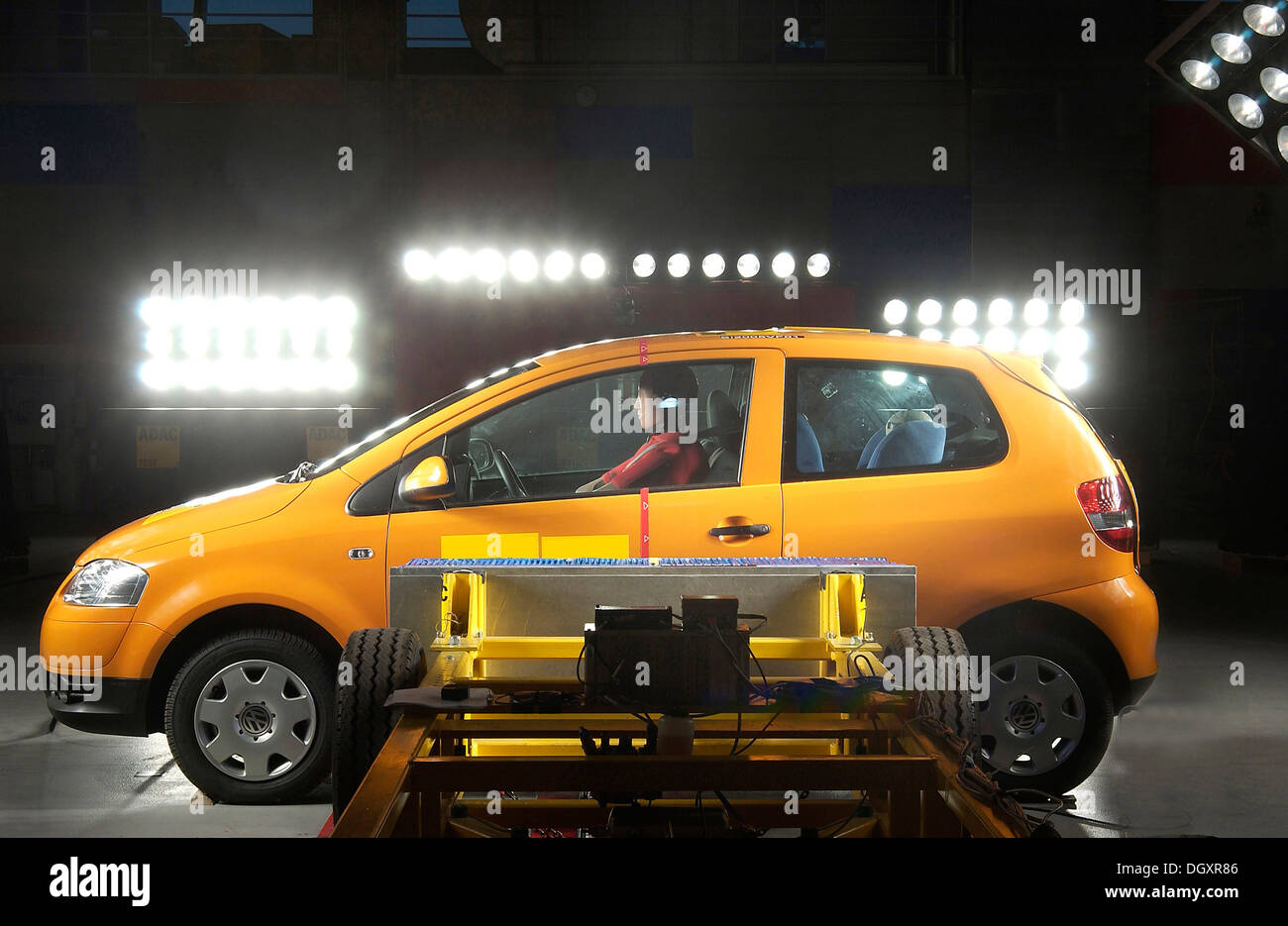 Crash Test Dummies dans une voiture derrière un bélier Banque D'Images