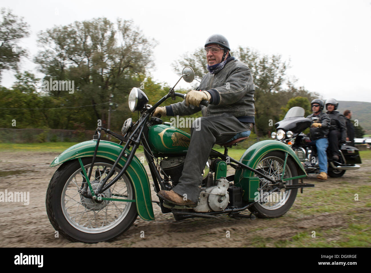 Les motocyclistes de démarrer l'automne annuel de bienfaisance ride dans Adams Massachusetts, avec ce sur sur un vintage Indian Motorcycle. Banque D'Images