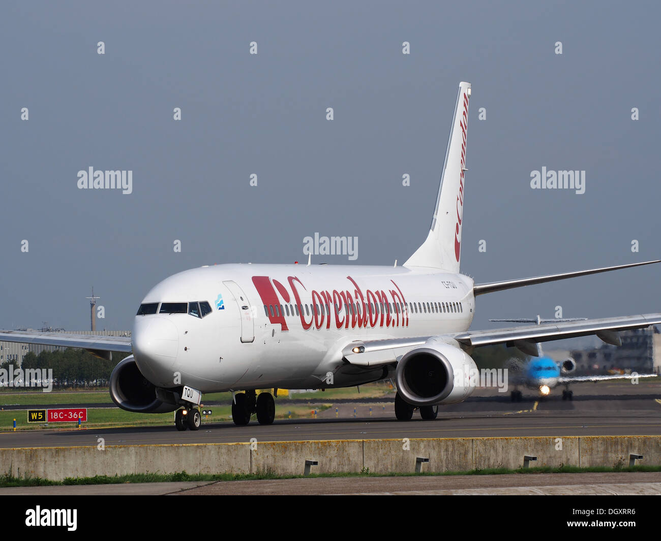 Le CS-TQU est un Boeing 737-8K2(WL) de Corendon Dutch Airlines, circulant à l'aéroport de Schiphol, Amsterdam. Cet avion fait partie de la flotte de la compagnie aérienne pour les vols court et moyen-courriers en Europe. Banque D'Images