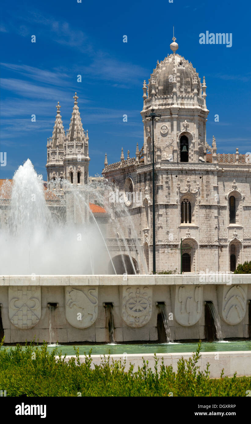 Portugal, Lisbonne, Belém, Mosteiro dos Jerónimos et la fontaine Fonte Luminosa Banque D'Images
