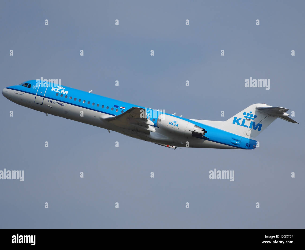Le pH-KZC KLM Cityhopper Fokker 70 part de l'aéroport de Schiphol le 25 août 2013, capturant le décollage de cet avion régional à Amsterdam. Banque D'Images