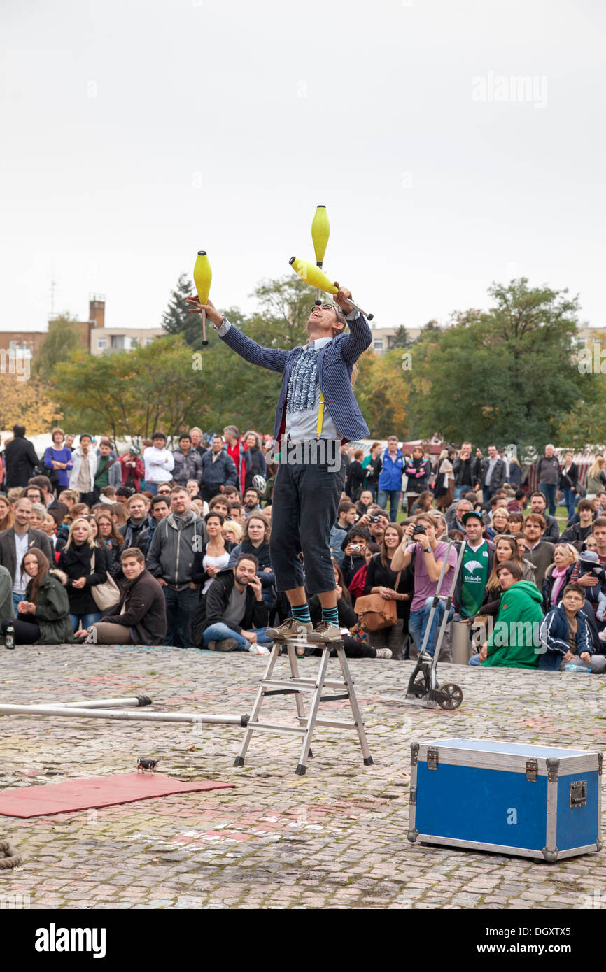 Au jongleur Fosse aux Ours dans Mauerpark, Berlin, Allemagne Banque D'Images