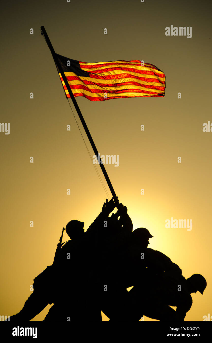 Monument commémoratif de guerre du corps des Marines Silhouette Arlington Virginie // ARLINGTON, Virginie — le soleil levant crée une silhouette spectaculaire du monument commémoratif de guerre du corps des Marines près du cimetière national d'Arlington. Le monument en bronze de 78 pieds de haut représente six Marines levant le drapeau américain sur le mont Suribachi pendant la bataille d'Iwo Jima en 1945. Basé sur la photographie emblématique de Joe Rosenthal, le mémorial rend hommage à tous les Marines américains morts en service depuis 1775. Banque D'Images
