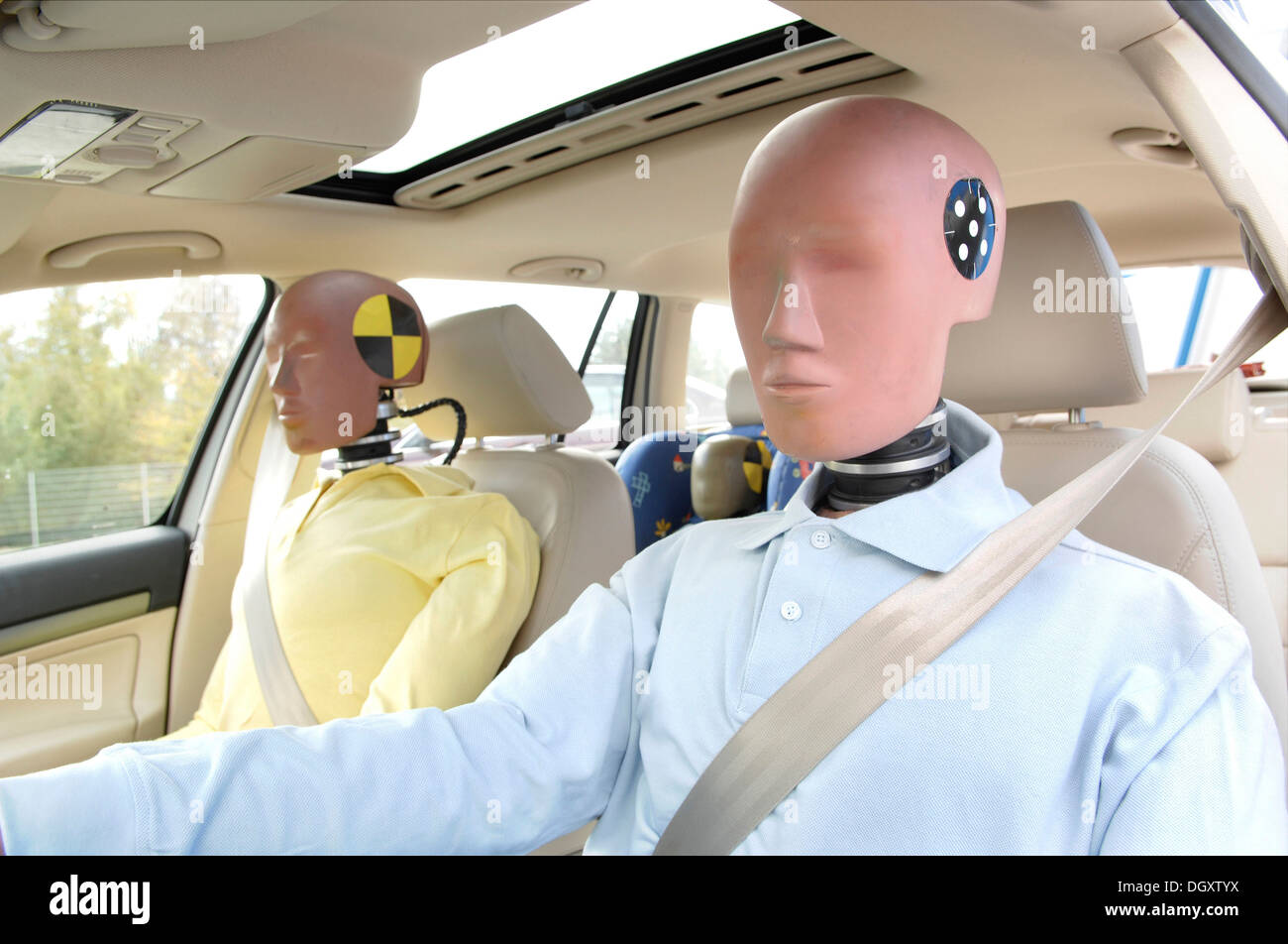 Famille de Crash Test Dummies dans une voiture Banque D'Images