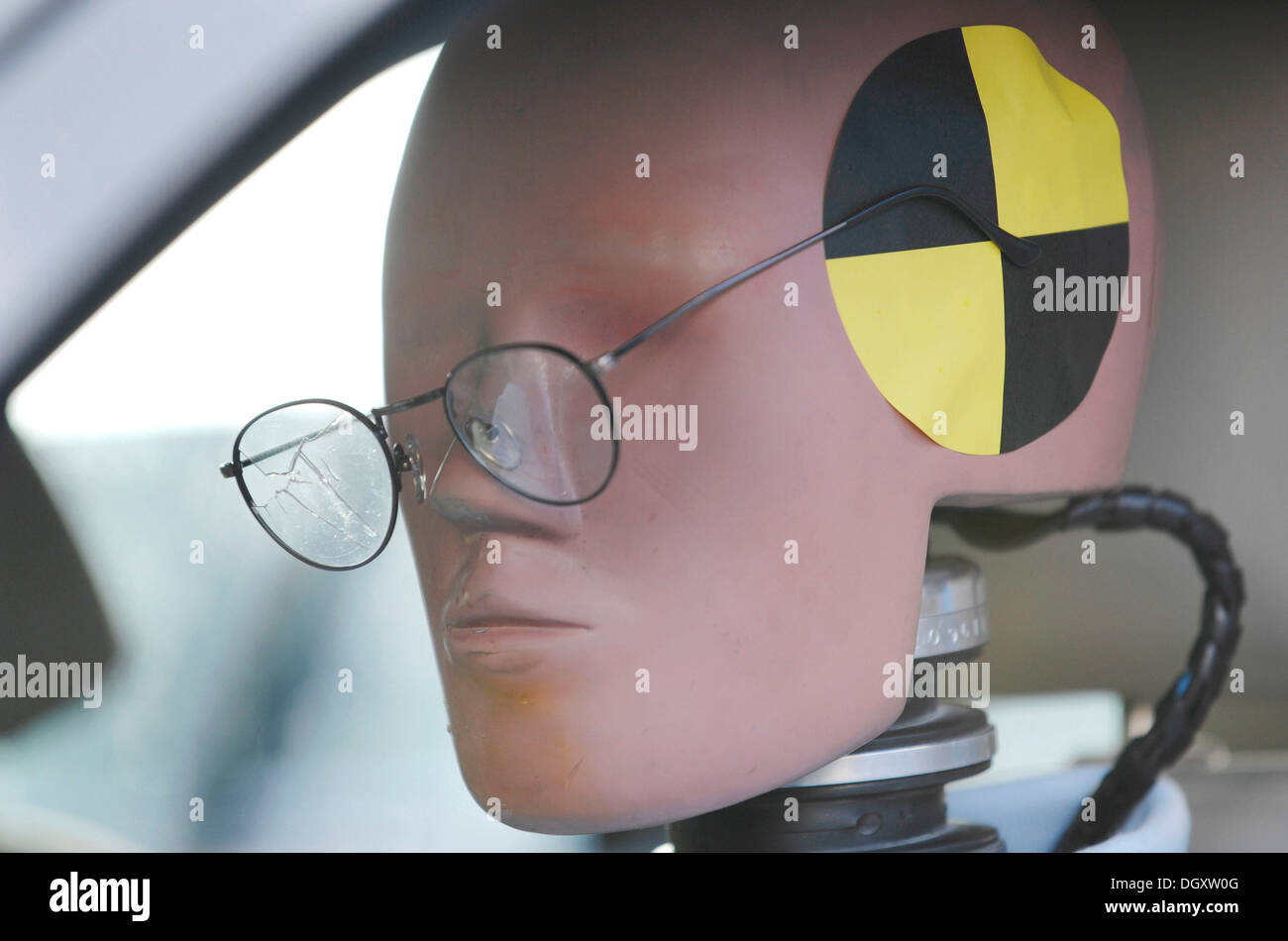 Crash test dummy dans une voiture avec des lunettes cassées et glissé Banque D'Images