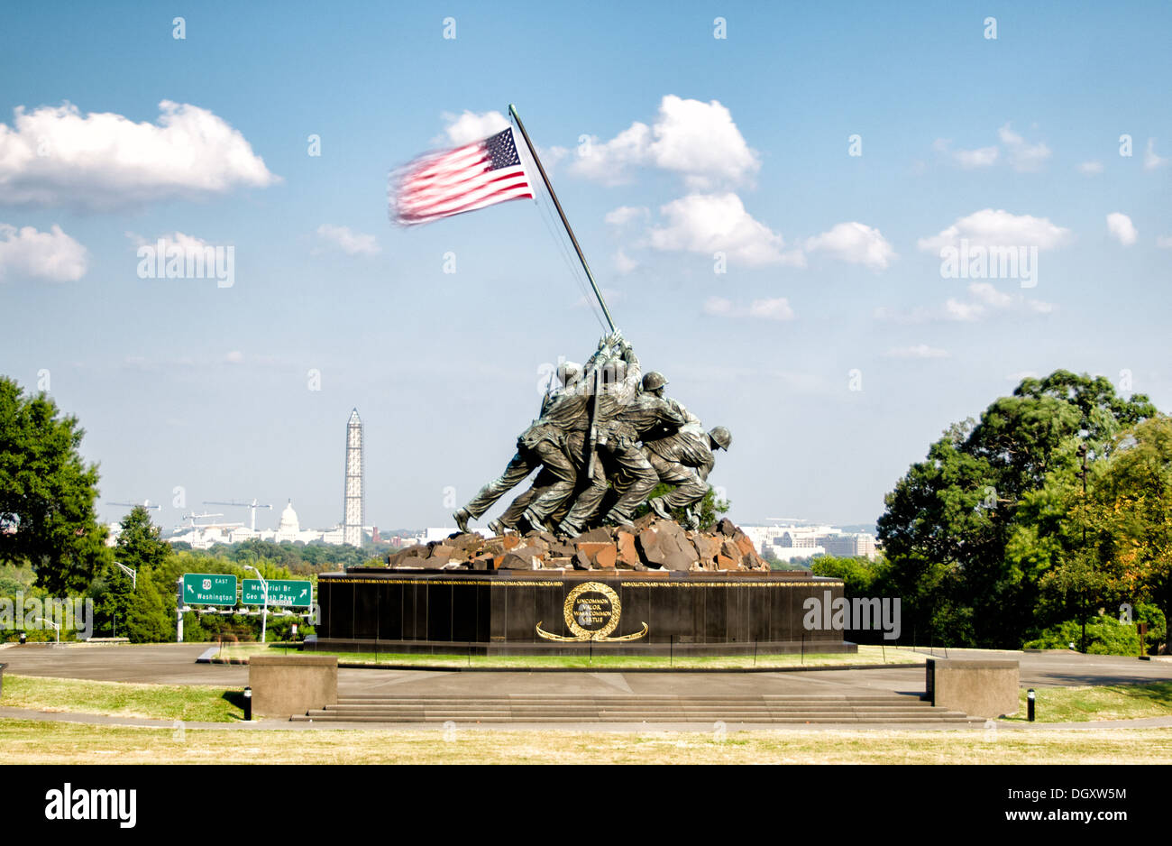 Iwo Jima Memorial US Marine corps Memorial Arlington Virginie // Iwo Jima Memorial (US Marine corps Memorial) à Arlington, Virginie. La grande statue en bronze est basée sur une photographie du photographe américain Joe Rosenthal revendiquant l'île d'Iwo Jima sur le théâtre Pacifique de la seconde Guerre mondiale Banque D'Images