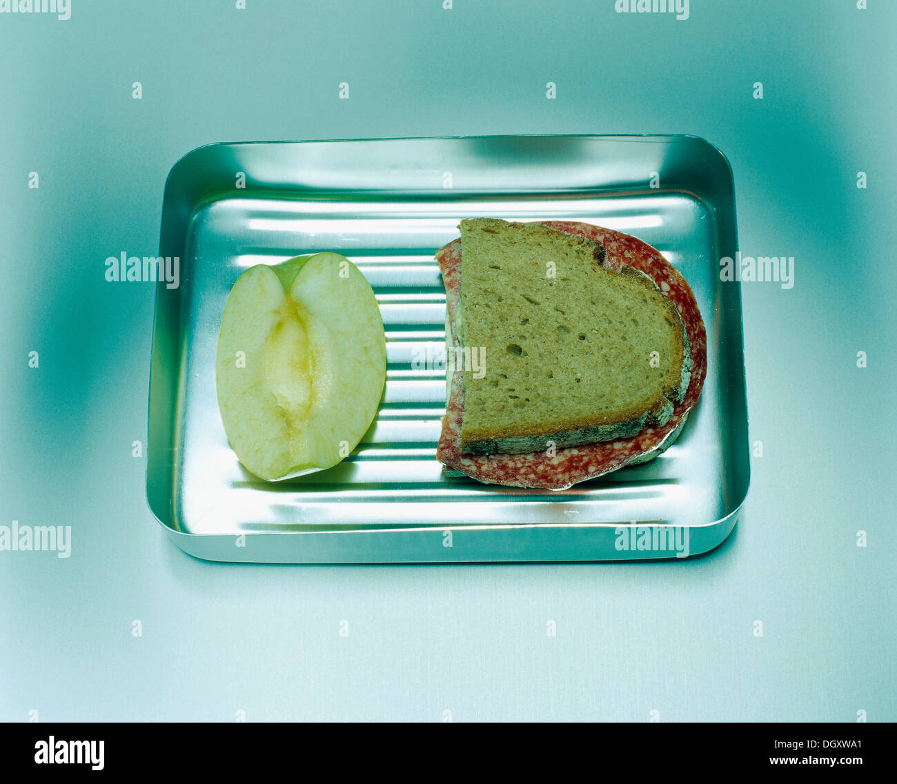 Salami pain et un morceau de pomme dans une boîte à lunch en aluminium Banque D'Images