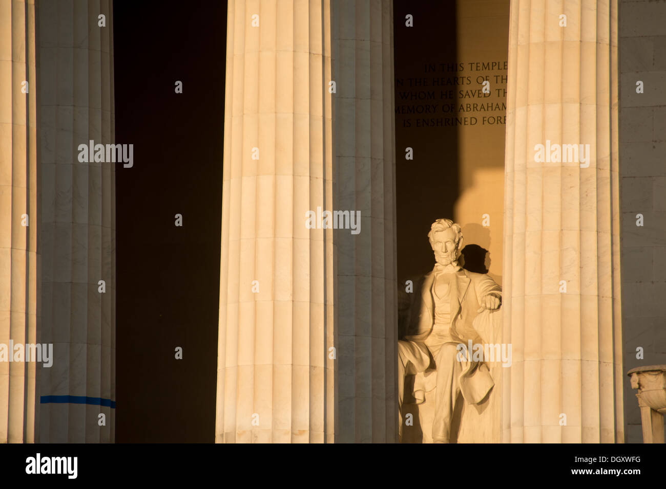 Lincoln Memorial Statue Sunlight Washington DC // WASHINGTON DC — les colonnes et la statue du Lincoln Memorial sont illuminées par la lumière directe du soleil lors d'un événement saisonnier autour des équinoxes de printemps et d'automne. Le soleil levant brille directement dans le hall principal, éclairant de façon spectaculaire la statue d'Abraham Lincoln. Banque D'Images