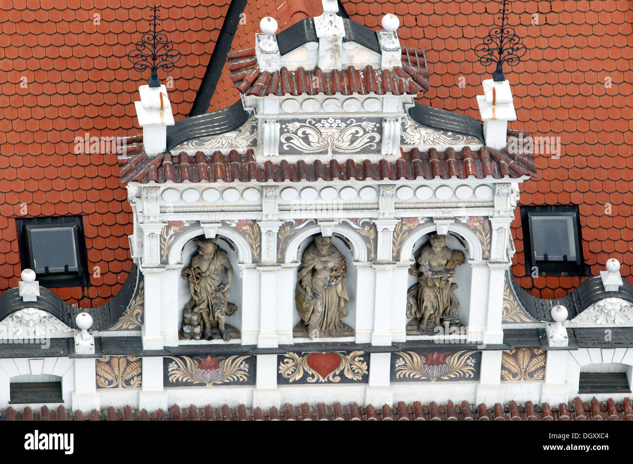 Vue depuis l'église Saint-Barthélemy de la façade renaissance de la maison Zum Roten Herzen, le Cœur rouge, avec le célèbre Banque D'Images