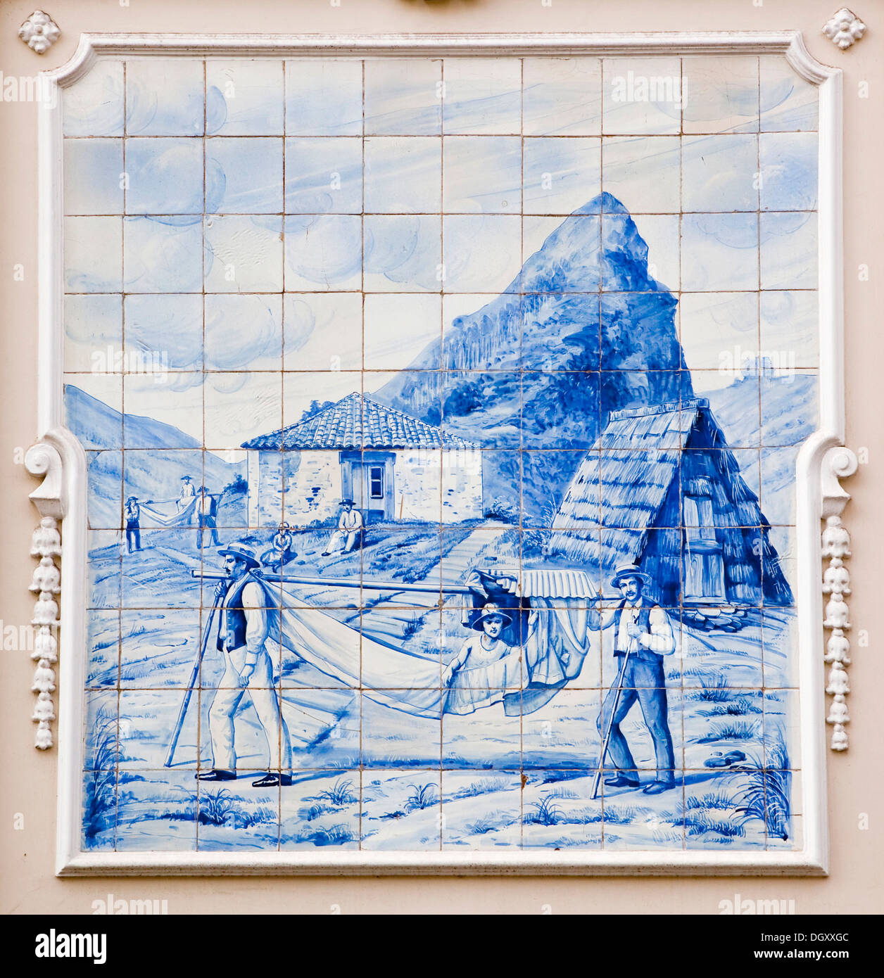 Peinture murale, Azulejo carreaux de céramique peint, touristiques en cours dans un hamac, sur le théâtre local à Funchal, Madère Banque D'Images