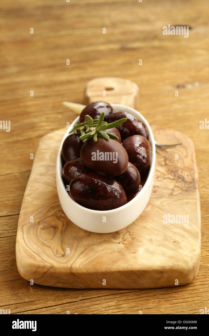 Olives noires kalamata mûrs dans un bol blanc Banque D'Images