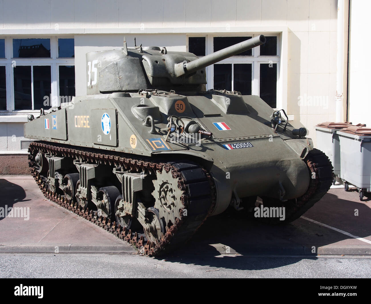 Le char Sherman M4A2, un élément clé des forces alliées pendant la seconde Guerre mondiale, est exposé au musée des chars à Saumur, en France. Ce char moyen a joué un rôle crucial dans de nombreuses batailles, connu pour son armure et sa mobilité. Banque D'Images