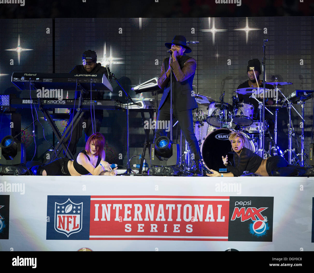 Londres, Royaume-Uni. 27 Oct, 2013. Ne-Yo effectue avant le début de la NFL International Series jeu San Francisco 49ers v Jacksonville Jaguars au stade de Wembley. Credit : Action Plus Sport/Alamy Live News Banque D'Images
